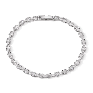 Detailansicht eines Tennisarmband mit Marquise-Schliff Zirkonia und Faltverschluss