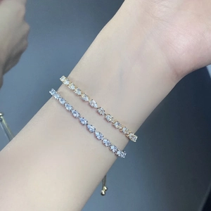 Detailansicht der Tennisarmbänder mit Zirkonia im Birnenschliff in Gold und Silber
