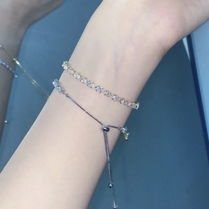 Nahaufnahme des Tennisarmbands mit Zirkonia-Birnenschliff und silberner Gliederkette