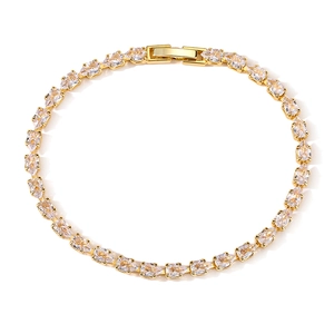 Elegantes goldenes Tennisarmband mit Zirkonia-Steinen im Tropfenschliff auf weißem Grund
