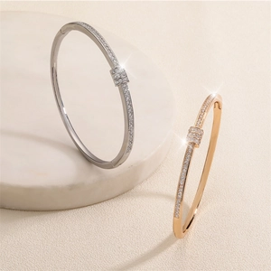 Détail macro de bracelets dorés et argentés sertis de zircons cubiques scintillants