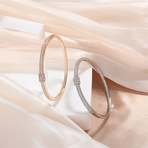 Bracelets minimalistes en or et argent avec cristaux de zircon et design de taille