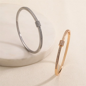 Bracelets minimalistes en or et argent avec pavé de zircons et centre à trois anneaux