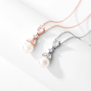 Colliers de perles élégants en or blanc et rose avec pendentifs en zircone sur fond blanc