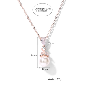 Détail du pendentif perle avec zircons et mesures de la chaîne en or rose