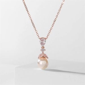 Détail du collier avec pendentif perle or rose et zircons en forme de larme et feuilles