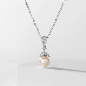 Détail du collier en argent avec pendentif perle rose clair et zircons étincelants