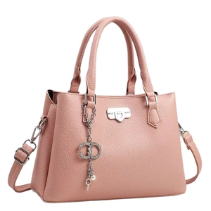 Borsa a mano rosa in pelle martellata con pendente di perle e tracolla regolabile