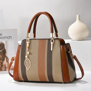 Modische gestreifte Handtasche für Damen mit Lederbesatz und elegantem Metallblatt-Anhänger