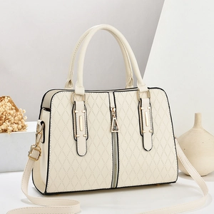 Sac à main chic crème avec matelassage en losange, détails dorés et bandoulière