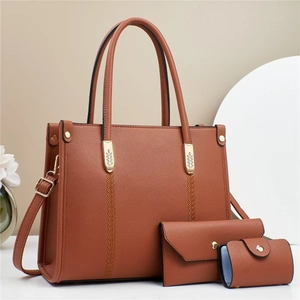 Détail du lot de 3 sacs à main marron en cuir grainé avec boucles dorées en forme de feuille