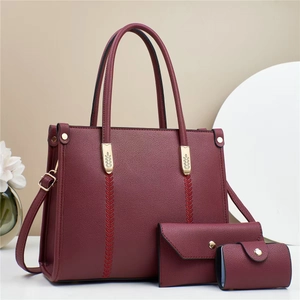 Ensemble de trois sacs à main bordeaux en cuir avec broderie et détails dorés
