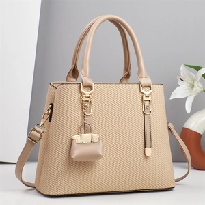 Elegante borsa a mano trapezoidale beige a righe in tessuto con catena dorata decorativa