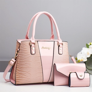 Set di 3 borse rosa in pelle verniciata con trama a coccodrillo e dettagli dorati