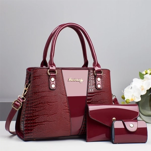 Set borse 3 pezzi bordeaux effetto coccodrillo con borsa a mano, pochette e portacarte