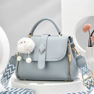 Sac fourre-tout en cuir grainé bleu-gris clair avec bandoulière et pompon en peluche