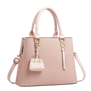 Borsa da donna in rosa chiaro con trama intrecciata, mini charm e tracolla regolabile
