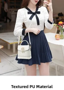 Mannequin avec mini sac bandoulière blanc motif crocodile et fermoir cygne doré