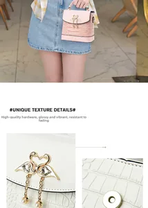 Détail du fermoir cygne doré avec perle sur le mini sac à motif crocodile chic