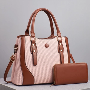 Détail du sac à main tissé rose avec finitions en cuir marron et portefeuille assorti