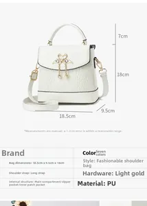 Détails du sac seau blanc à motif crocodile avec dimensions et breloque perle