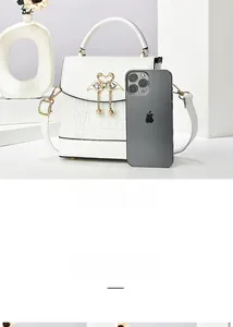 Détail du sac à main blanc en cuir PU avec boucle flamant rose et accents perlés