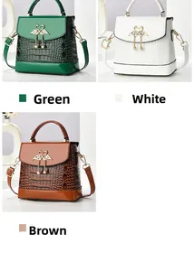 Détails des mini sacs en cuir croco avec fermoir cygne doré et pendentifs à pampilles perle