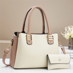 Vue détaillée du sac cabas bicolore texture lychee avec petite pochette assortie chic
