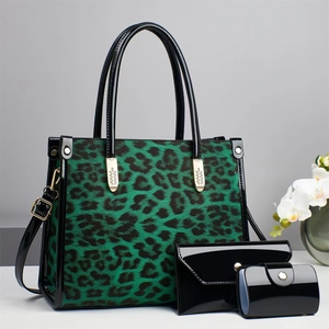 Sac à main léopard vert avec bordure en cuir verni noir et ensemble de portefeuilles