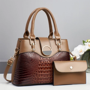 Detailansicht des 2-teiligen Handtaschen-Sets in Braun mit Krokodilprägung und Metallschnalle