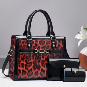 Ensemble de 3 sacs léopard rouge verni avec garniture en cuir verni noir et détails dorés