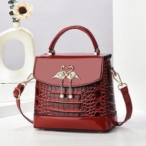 Petit sac bandoulière rouge foncé avec embossage crocodile et fermoir cygne doré