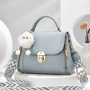 Sac cabas chic bleu clair à motif litchi avec bandoulière et pompon en peluche