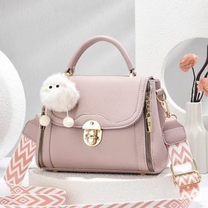 Sac à main rose texture grainée avec boucle dorée et bandoulière large à motifs