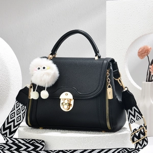 Sac cabas noir à motif litchi avec boucle dorée et bandoulière géométrique