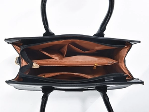 Vue intérieure détaillée du sac à main effet crocodile avec compartiments zippés
