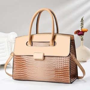 Sac à main beige élégant à motif crocodile avec boucle dorée et bandoulière
