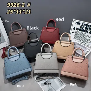Détail de sacs à main plissés en sept couleurs avec des bandoulières réglables