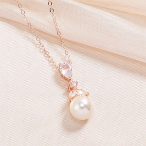 Collier élégant en or rose avec zircon poire et perle blanche sur tissu de soie