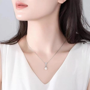 Élégant collier de perles blanches avec oxydes de zirconium sur une chaîne en argent