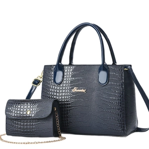 Borsa tote blu navy con trama lucertola, borsa a catena coordinata e finiture dorate