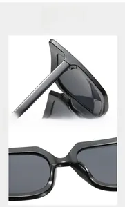 Détails macro des charnières renforcées et du pont des lunettes de soleil noires oversize