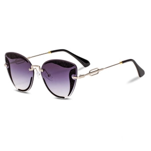 Detail van cat-eye randloze zonnebril met paars kleurverloop en zwarte glitter details
