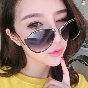 Close-up van de gouden cat eye zonnebril met dubbel montuur op een model