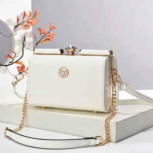 Elegante borsa da sera in pelle verniciata crema con catena oro e chiusura in cristallo