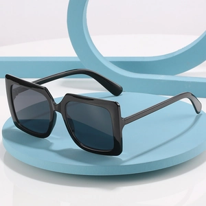 Lunettes de soleil carrées oversize à monture noire et verres teintés pour femme