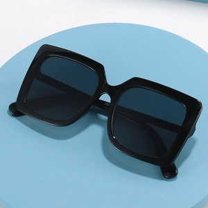 Lunettes de soleil oversize carrées pour femme en noir brillant avec verres gris foncé