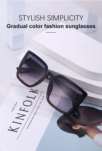 Détails de lunettes de soleil carrées oversize avec verres dégradés sur fond minimaliste