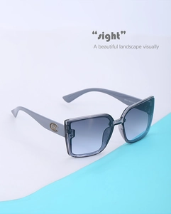 Détail de lunettes de soleil grises montrant le logo doré et la spécification 6147A 62-14-143