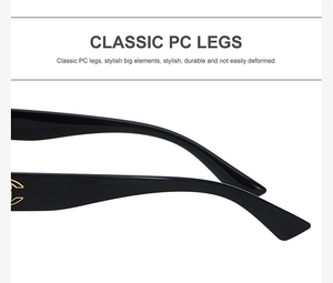Détail de lunettes de soleil noires avec logo métallique doré sur la branche en PC